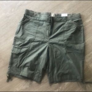 Green Cargo Bermuda shorts